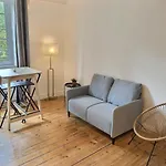 Vue Magique Sur Le Chateau Dans Un Quartier Populaire